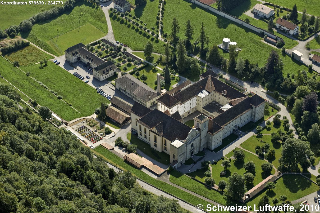 Ehemalige Prämonstratenser - Abtei Bellelay (Gemeinde Saicourt, Position 2'579'535.00, 1'234'838.75), heute psychiatrische Klinik.